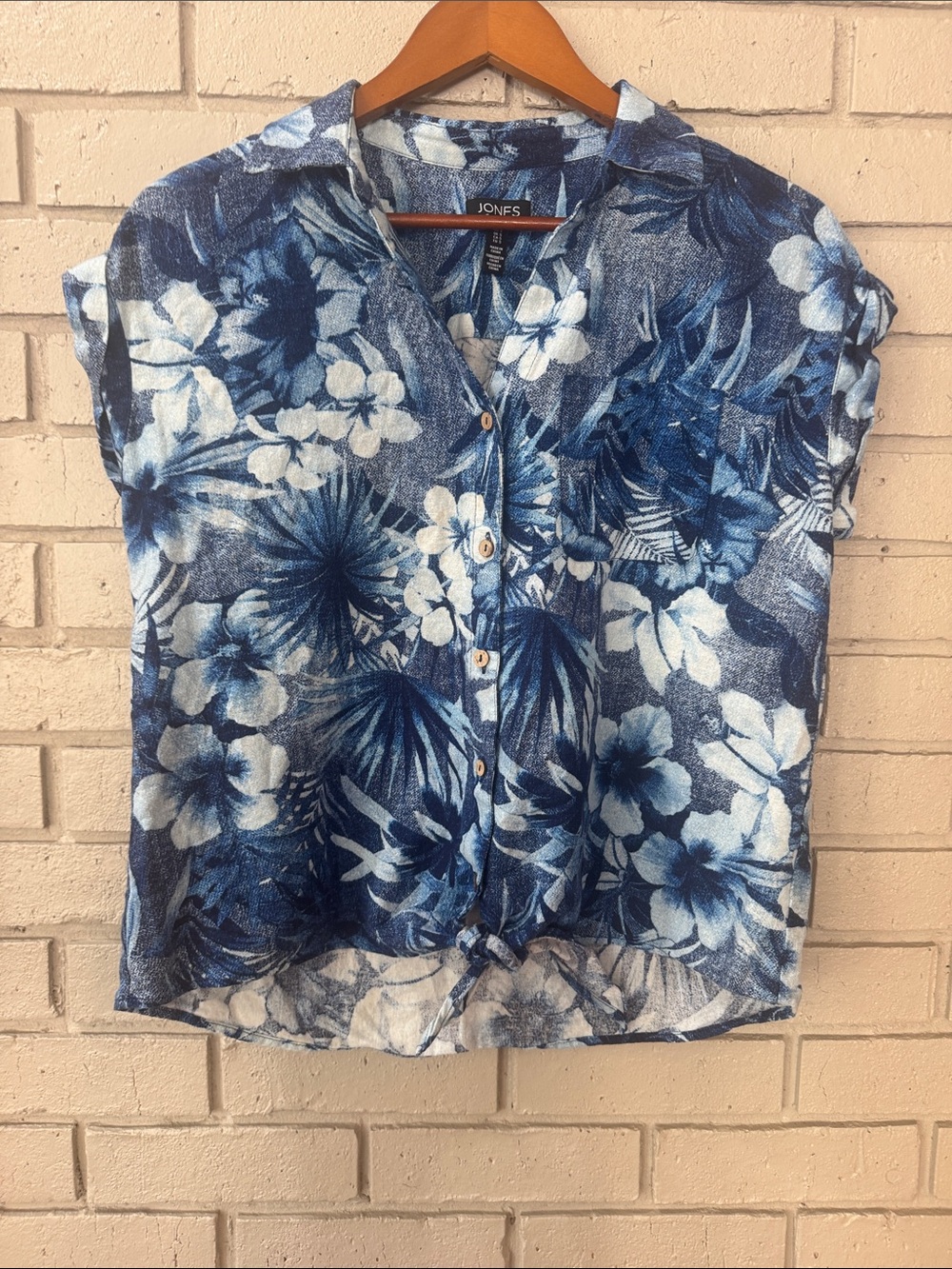 Jones New York Blue and White Floral Button-Front Shirt